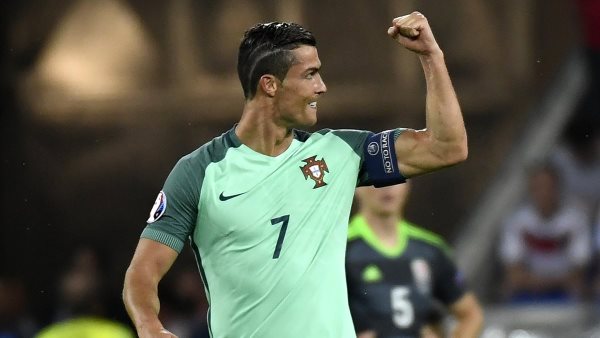 VIDEO: Màn trình diễn của Ronaldo vs Wales (Bán kết Euro 2016)