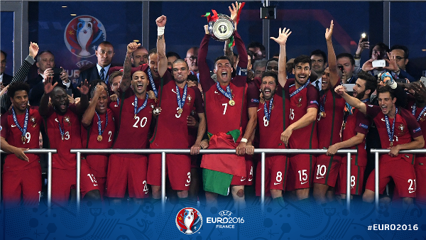 VIDEO: Bồ Đào Nha giương cao chiếc cúp vô địch Euro 2016