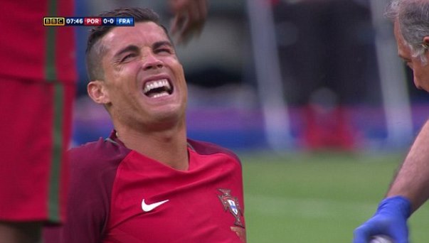 VIDEO: Pha va chạm khiến Ronaldo bị nằm sân