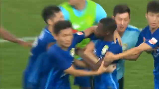 VIDEO: Ramires suýt tẩn trọng tài Trung Quốc ở Chinese Super League
