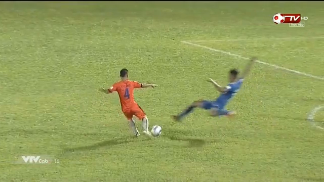 Cầu thủ Quảng Ninh tái hiện cú vào bóng kinh hoàng của Quế Ngọc Hải