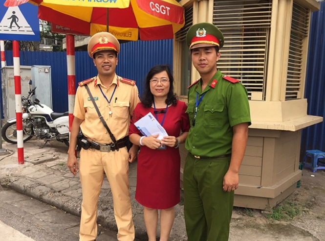 Hành động nhỏ - Ý nghĩa lớn của 2 chiến sĩ CSGT Hà Nội