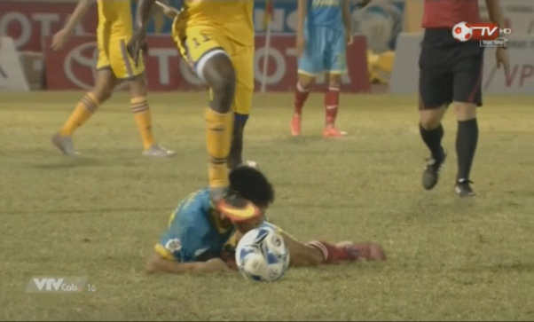 VIDEO: Ham bóng, ngoại binh SLNA sút vào đầu cầu thủ Khánh Hòa