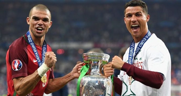 Ronaldo nhận quà đặc biệt vì chức vô địch Euro 2016