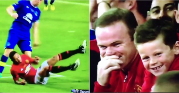 VIDEO: Phản ứng hài hước của cha con Rooney trước pha bỏ lỡ của Depay
