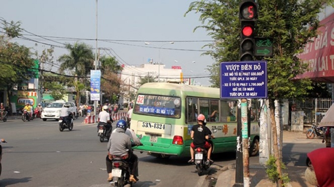 Người dân Việt và câu chuyện đèn giao thông