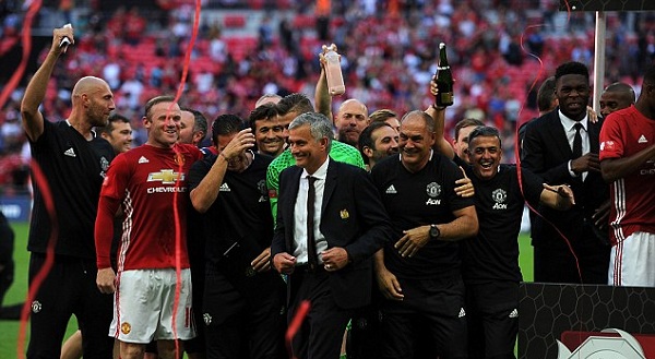HLV Mourinho muốn tặng Siêu cup nước Anh cho người đặc biệt