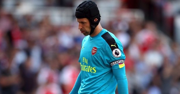 Petr Cech bị tai nạn ô tô sau trận thua Liverpool