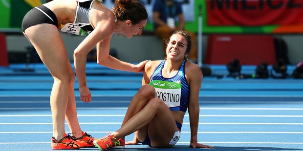 VIDEO: Khoảnh khắc xúc động nhất Olympic của 2 nữ VĐV chạy 5000m