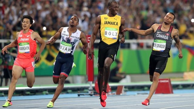 VIDEO: Usain Bolt 'thong dong' vượt qua vòng loại 200m