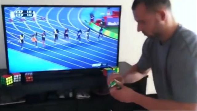 VIDEO: Màn xoay rubik nhanh hơn cả Usain Bolt chạy 100m