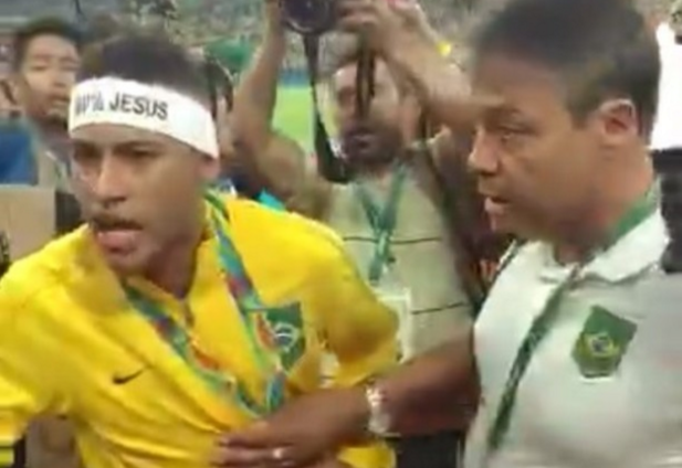 VIDEO: Neymar mắng CĐV nhà thậm tệ sau khi giành HCV Olympic