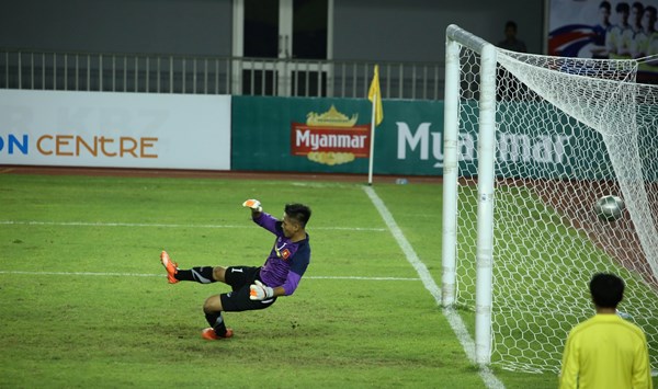 VIDEO: Hành động không đẹp của thủ môn U19 Việt Nam trước U19 Myanmar