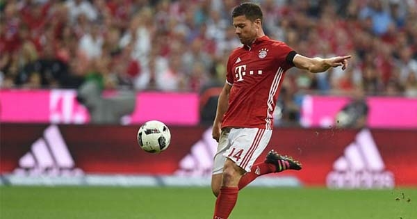 Ngỡ ngàng với bàn thắng đầu tiên Bundesliga 2016/2017 của Alonso