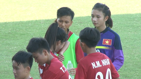 VIDEO: Nữ cầu thủ U16 Việt Nam 'khóc nhè' vì bỏ lỡ cơ hội