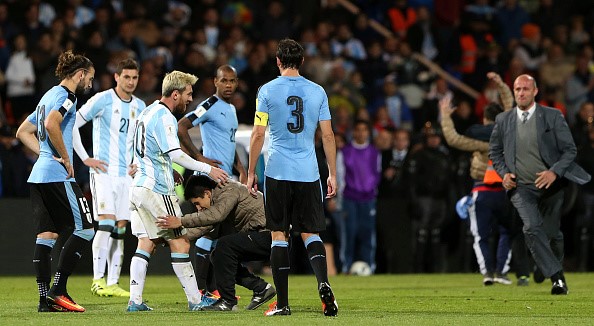 VIDEO: Fan cuồng lao vào sân quỳ lạy Messi