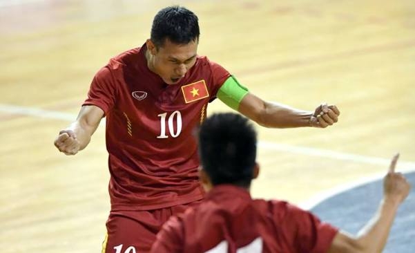 VIDEO: Cầu thủ futsal Việt Nam lốp bóng ghi bàn vào lưới Argentina