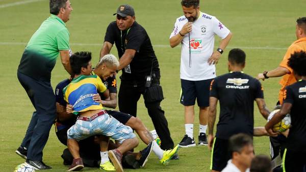 VIDEO: Neymar bị fan cuồng lao vào sân 'vật ngã'