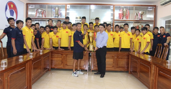 U19 Việt Nam về nước, HLV Hoàng Anh Tuấn trao lại cúp cho VFF