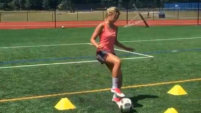 VIDEO: Nữ cầu thủ đá phạt như Beckham và ghi bàn đỉnh như Suarez