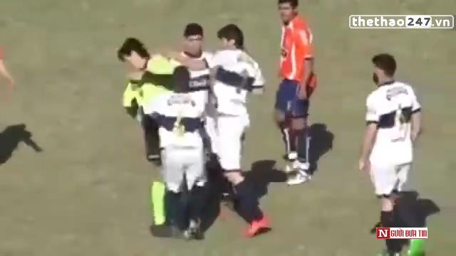 VIDEO: Trọng tài bị cầu thủ đấm thẳng mặt vì rút thẻ đỏ