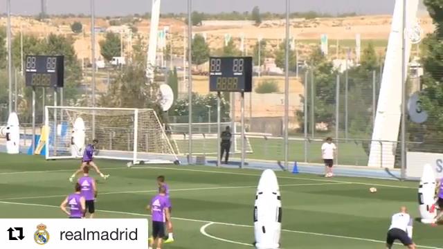 VIDEO: Ronaldo - Benzema phối hợp ghi bàn đẹp mắt trên sân tập Real