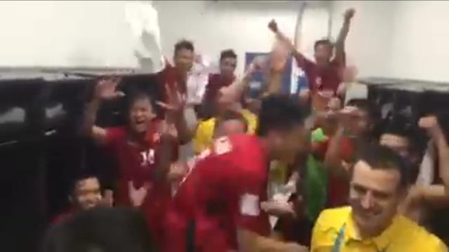 ĐT Futsal Việt Nam ăn mừng cuồng nhiệt trong phòng thay đồ