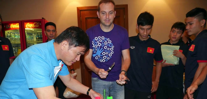 Bác sĩ Chavito của tuyển futsal Việt Nam rơi lệ trong ngày sinh nhật