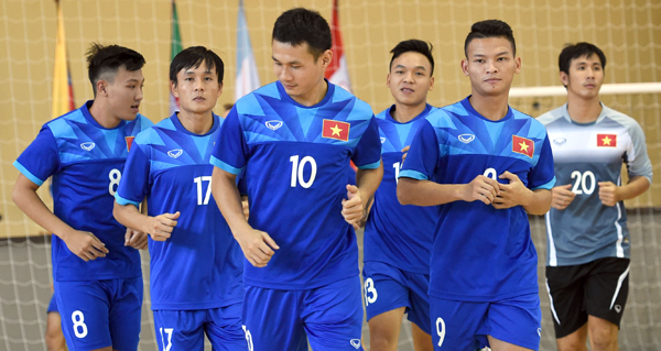 Fan hâm mộ lặn lội đường xa tới cổ vũ cho ĐT Futsal Việt Nam