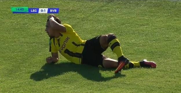 VIDEO: Pha chấn thương không thể tin nổi của cầu thủ U19 Dortmund