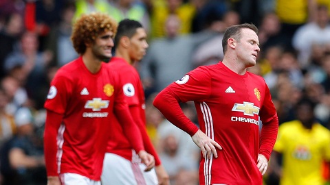 HLV Mourinho đẩy Rooney lên băng ghế dự bị
