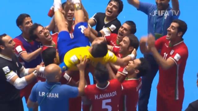 VIDEO: Khoảnh khắc cầu thủ Iran tôn vinh huyền thoại Falcao