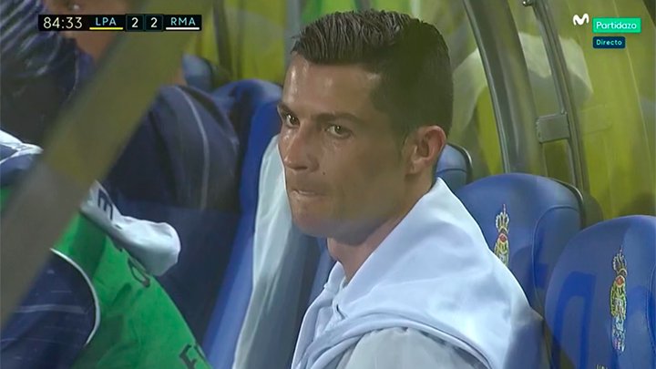 VIDEO: Toàn cảnh vụ Ronaldo tức giận với Zidane khi bị thay ra ngoài