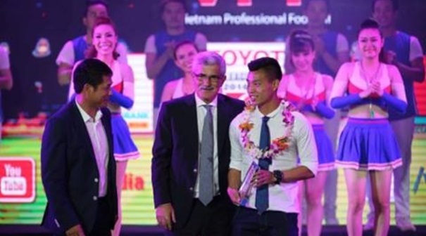 VIDEO: Tình huống 'muối mặt' của HLV Hữu Thắng ở Gala tổng kết V-League