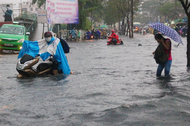 Cách xử lý khi xe máy bị ngập nước, chết máy vào mùa mưa mà ai cũng cần biết