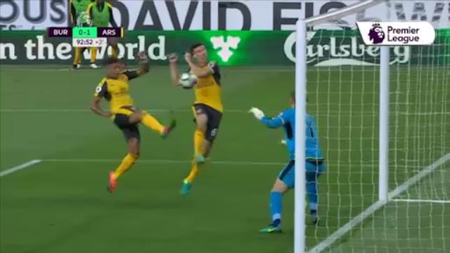 VIDEO: Pha ghi bàn bằng tay của Koscielny vào lưới Burnley