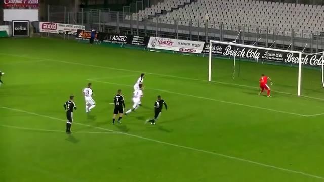 VIDEO: Pha cản phá penalty 'đỉnh' chưa từng thấy