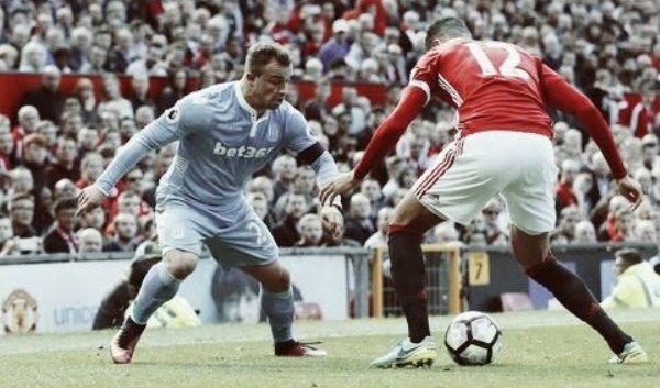 VIDEO: Shaqiri xâu kim Smalling nhờ tuyệt chiêu của Ronaldinho