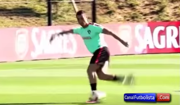 VIDEO: Ronaldo ngẫu hứng ghi bàn kiểu rabona