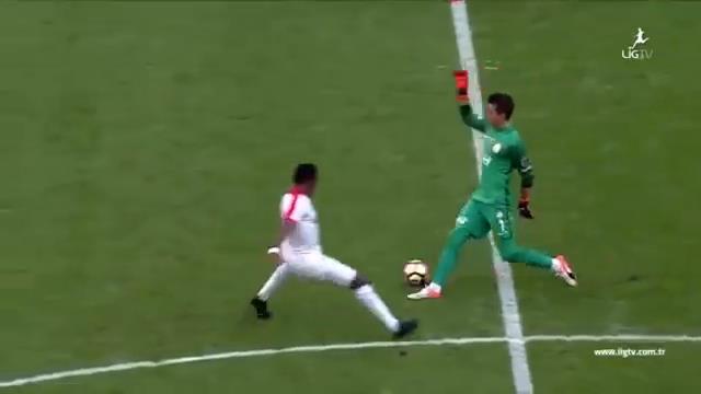 VIDEO: Samuel Eto'o bị thủ môn đối phương lừa bóng ở... giữa sân