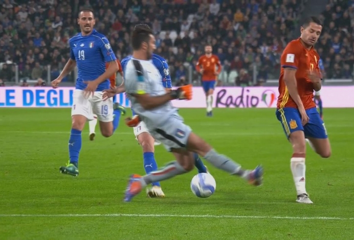 VIDEO: Sai lầm phá bóng hụt hiếm thấy của Buffon trước Tây Ban Nha