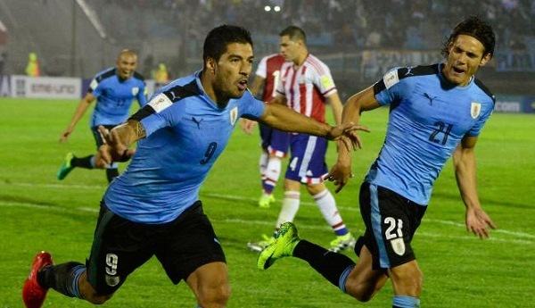 VIDEO: Pha kiến tạo như có mắt sau lưng của Luis Suarez cho Cavani