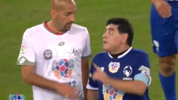 VIDEO: Maradona ngã 'dúi dụi' sau pha tranh bóng đơn giản của Sebastian Veron