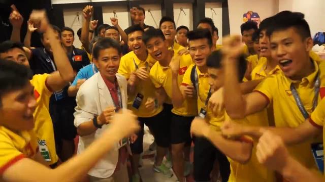 VIDEO: Vỡ òa với niềm vui trong phòng thay đồ của U19 Việt nam
