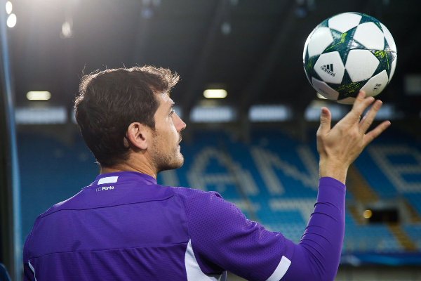 VIDEO:  Tiền đạo Porto solo ghi bàn sau đường phát bóng của Casillas