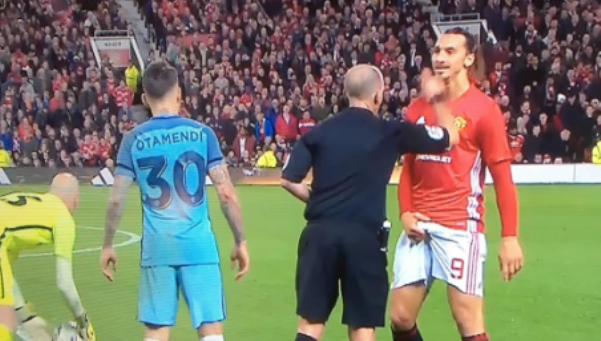 VIDEO: Hành động 'lạ' của Ibrahimovic khi nhận thẻ vàng trước Man City