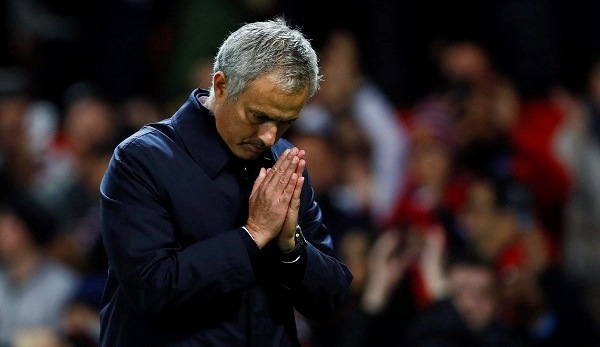 VIDEO: HLV Mourinho chắp tay xin lỗi CĐV MU vì trận thua Chelsea