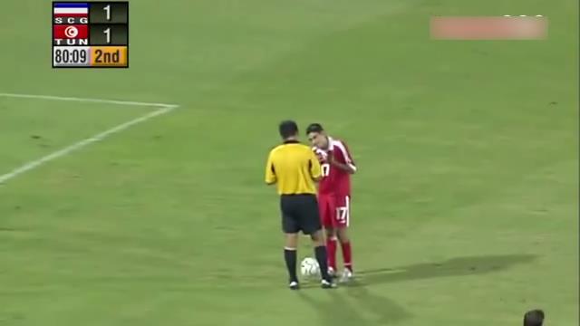 VIDEO: Cầu thủ và thủ môn 'phát điên' vì tình huống sút pen tới 6 lần