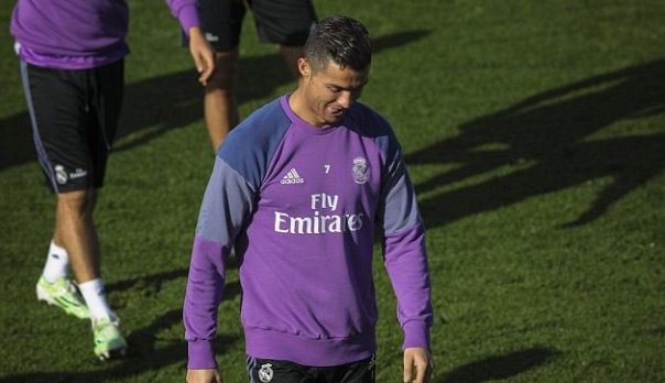 VIDEO: Ronaldo 'nóng mặt' vì bị xỏ háng trên sân tập Real