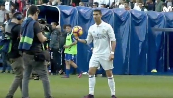 Cận cảnh cú hattrick của Ronaldo và hành động đẹp sau trận